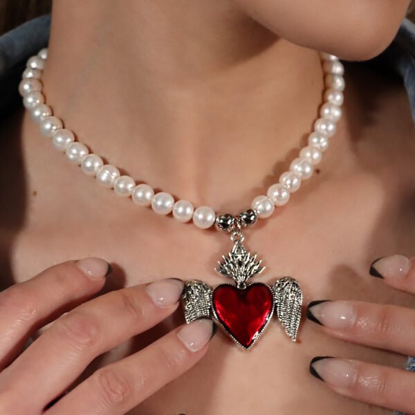 COLLAR CORAZÓN ALADO CON PERLAS
